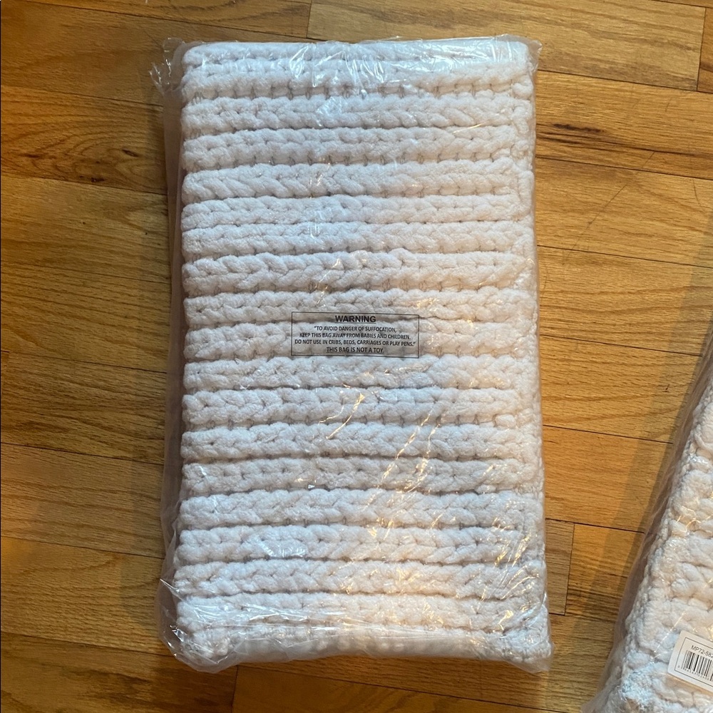 Madison Park white Textured Bath Rug - Picture 3 of 3